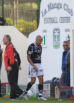 Henrik Larsson utbytt, t.v. Bosse Nilsson