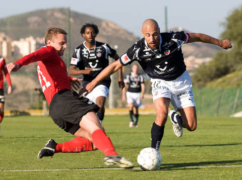 Kristjan Sigurdsson försöker stoppa Henrik Larsson