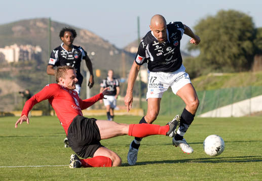 Kristjan Sigurdsson försöker stoppa Henrik Larsson