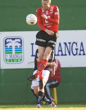 Christoffer Andersson rensar undan framför en Brann-spelare