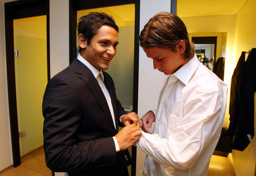 Andres Vasquez och Dusan Djuric provar kläder