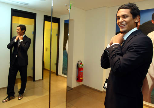 Andres Vasquez provar kläder