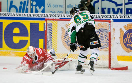 Mikael Johansson, Färjestad gör 0-1 på straff