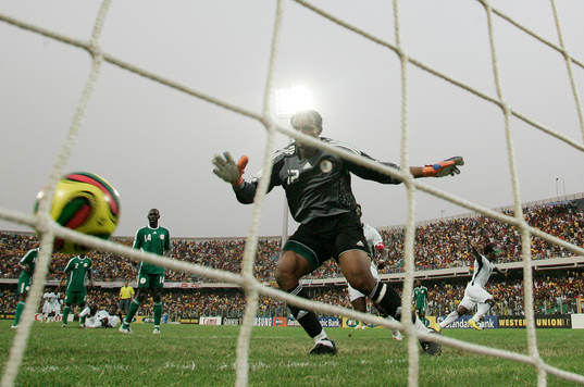 Michael Essien, Ghana (Jubel) och Austine Ejibe, Nigeria