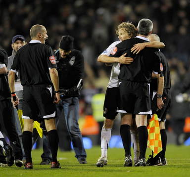 Jimmy Bullard, Fulham (Jubel) kramar Chris Foy, Domare
