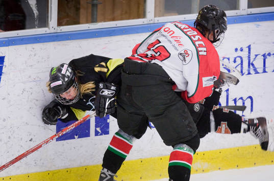 Nanna Hamell, AIK trycks till av Steffi WARTOSCH-KURTEN,