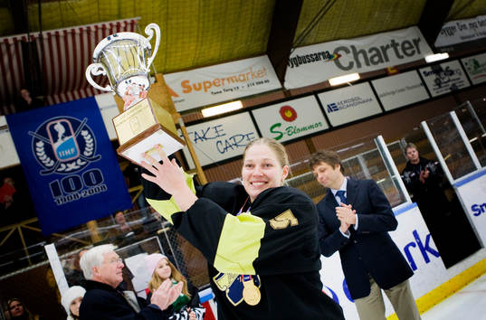 Emelie Berggren, AIK lyfter pokalen