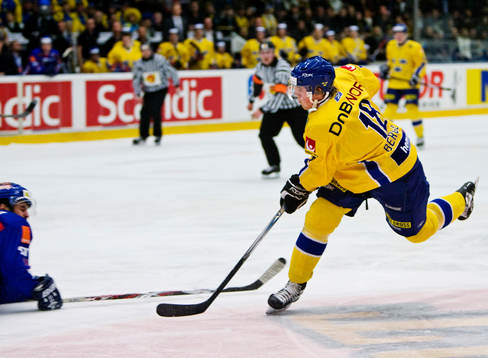 Patrik Berglund, Sverige, skjuter ett skott