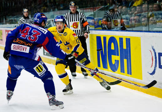 Karl Fabricius, Sverige, tar pucken förbi Tomas Surovy,