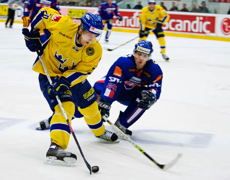 Martin Thörnberg, Sverige, tar sig förbi Michal Sersen,