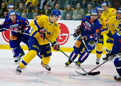 Linus Videll, Sverige, dribblar med pucken