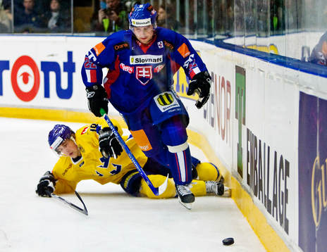 Rudolf Huna, Slovakien, är skäret före Patrik Berglund,