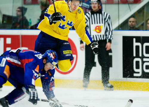 Fabian Brunnström, Sverige, i kamp om pucken med Ivan