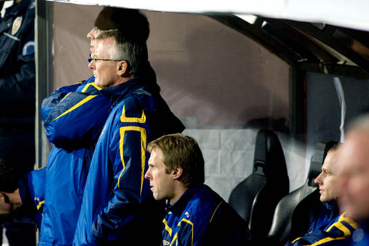 Bänken med förbundskapten Lars Lagerbäck och Roland