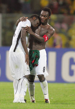 Michael Essien, Ghana tröstar Sulley Muntari