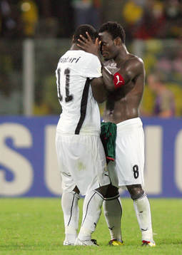 Michael Essien, Ghana tröstar Sulley Muntari