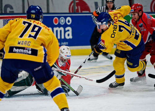 Jonas Frögren, Sverige, är nära att göra mål på