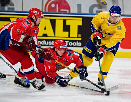 Linus Videll, Sverige, kämpar om pucken