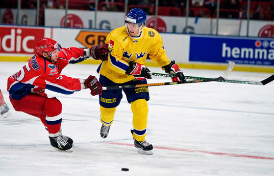 Ilya Nikulin, Ryssland, försöker ta pucken av Linus