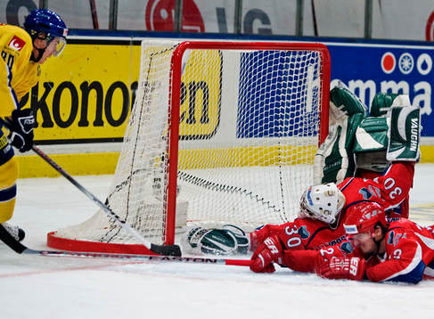 Mattias Weinhandl, Sverige, får inte in pucken bakom