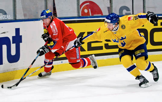 Fabian Brunnström, Sverige, kämpar om pucken