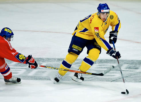 Mattias Weinhandl, Sverige, dribblar bort en tjeck