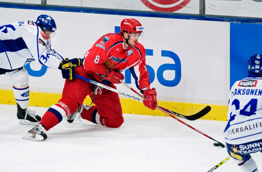 Ville Viitaluoma, Finland, försöker ta pucken av Alexey
