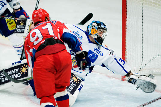 Oleg Saprykin, Ryssland,  gör mål på Antti Niemi,