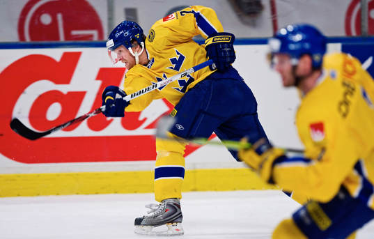 David Petrasek, Sverige, avlossar ett skott