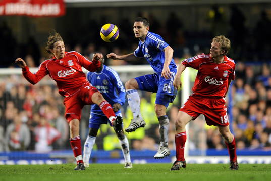 Frank Lampard, Chelsea, flankeras av Lucas Leiva och Dirk