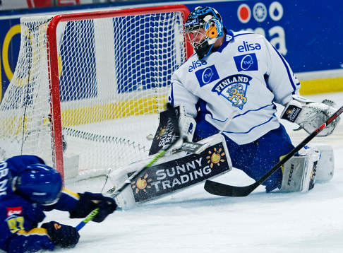 Per Ledin, Sverige, gör mål på Antti Niemi, målvakt,