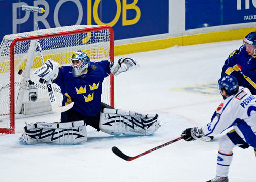 Janne Pesonen, Finland, gör 1-2 bakom Stefan Liv,