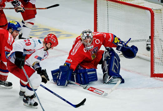 Andrey Nikolishin, Ryssland, oroar framför Milan Hnilicka,