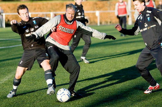 Roland Nilsson, tränare spelar med på träningen