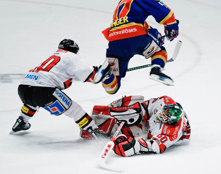 Niklas Anger, Djurgården, flyger över Karol Krizan,