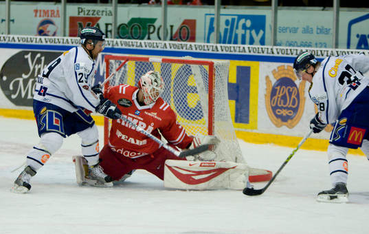 Ville Vahalahti och Kim Staal, Linköping framför Johan