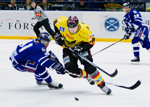 Patrik Berglund, Västerås, jagas av Pierre-Edouard