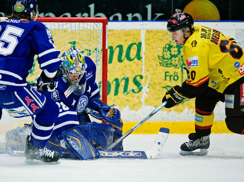 Sebastian Meijer, Västerås, är nära att göra mål på