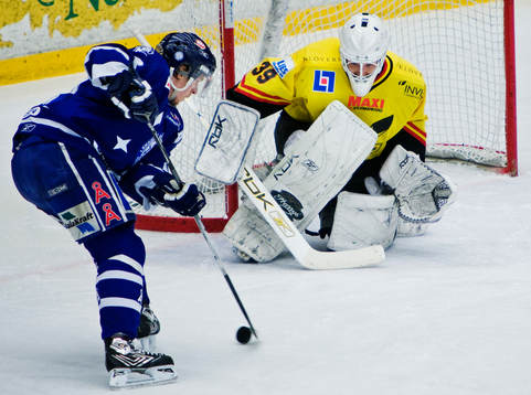 Gabriel Karlsson, Leksand, är nära att göra mål på