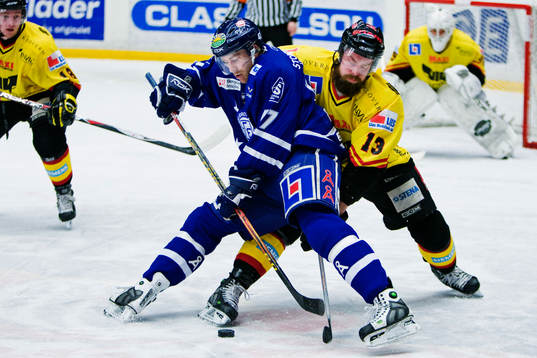 Mikael Karlberg, Leksand, kämpar om pucken mot Rasmus