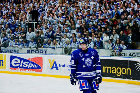 Michal Grosek med Leksand-fansen bakom sig