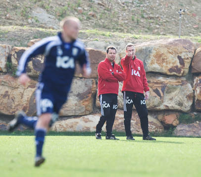 Tränarduon Stefan Rehn och Jonas Olsson kollar in nye
