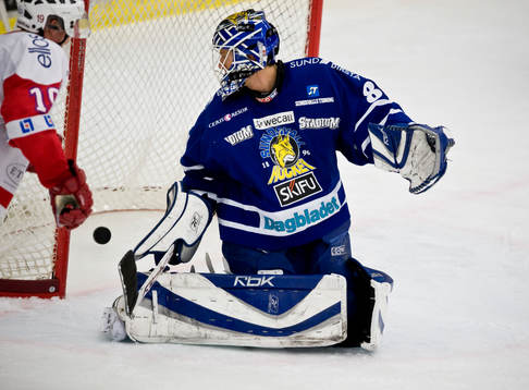 Joakim Lundström, Målvakt Sundsvall ser pucken bakom sig.