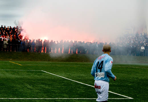 Sydeuropeisk fotbolls stämning med bengaliska eldar på