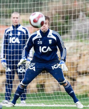 Unge målvaktstalangen Erik Dahlin beredd fånga bollen