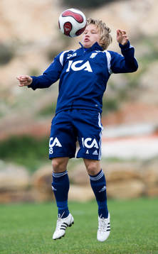 Niklas Bärkroth, 16, kickar loss