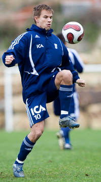 Niclas Alexandersson kickar boll