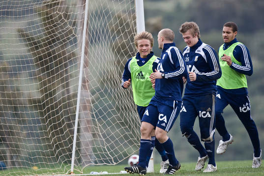 Nicklas Carlsson skojar med unge Niklas Bärkroth, t.h.