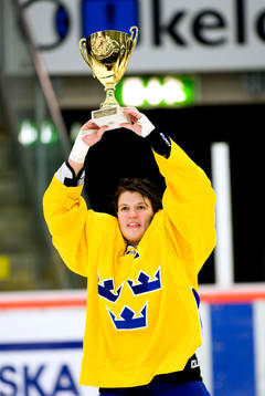 Erika Holst, Sverige, höjer pokalen