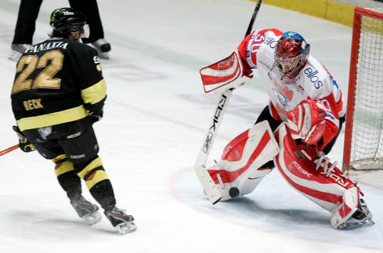 Mattias Beck, AIK, och Gustaf Wesslau, målvakt, Borås,